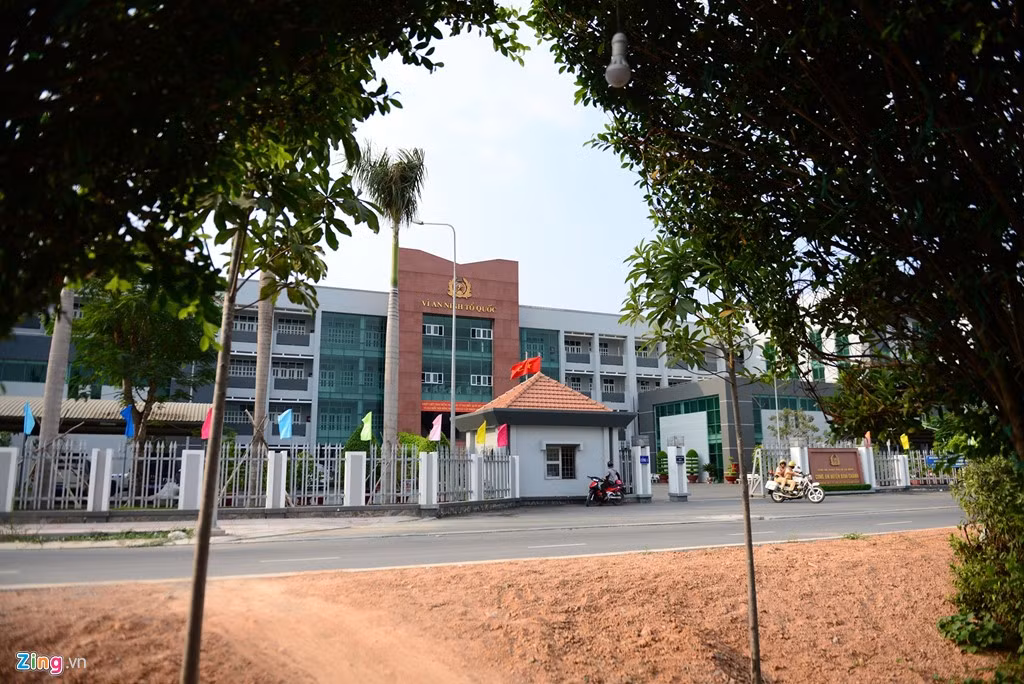 "Xin chào" nằm đối diện trụ sở công an huyện Bình Chánh.