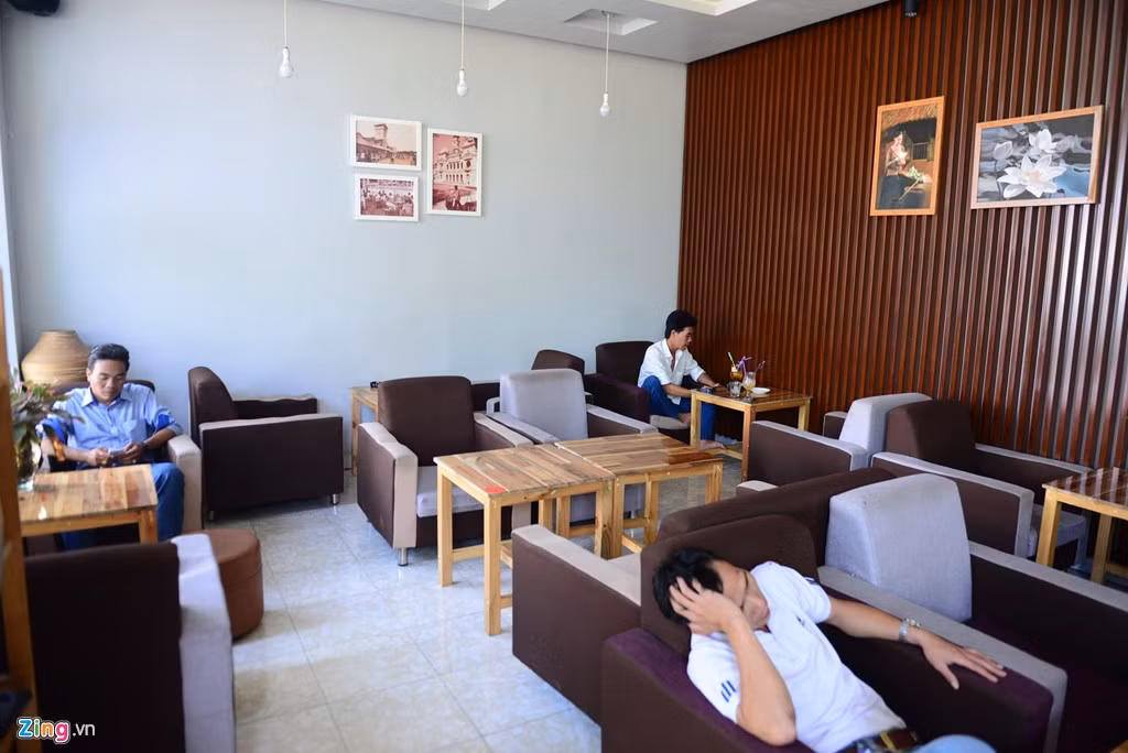 Sau khi có quyết định truy tố của công an và Viện Kiểm sát huyện Bình Chánh vì một số sai phạm với chủ quán Nguyễn Văn Tấn, bên trong các gian, khách vẫn ra vào bình thường.