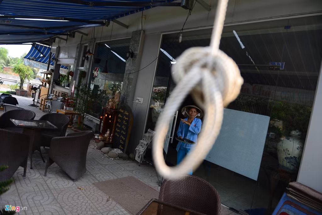 Cà phê "Xin chào" vừa mở cửa làm ăn, chủ quán đã vướng vòng lao lý.