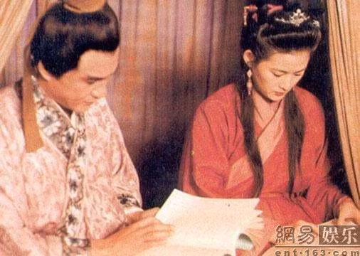 Tây Môn Khánh (Lý Cường) và Dâm phụ Phan Kim Liên (Vương Tư Ý) đang học thoại.