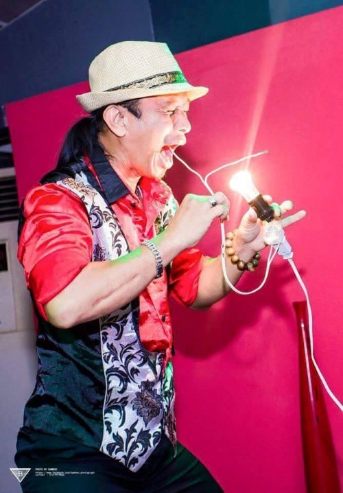 " Người điện" Phan Hồng Nhựt đang biểu diễn cho dòng quacow thể bóng đèn vẫn chiếu sáng.