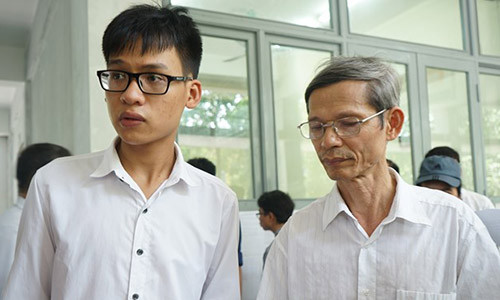 Dù đã lên tận trường đăng ký xét tuyển trực tiếp nhưng thầy trò ông Trí vẫn chưa thể đưa ra quyết định chọn ngành để làm hồ sơ. Ảnh: Hoàng Như.