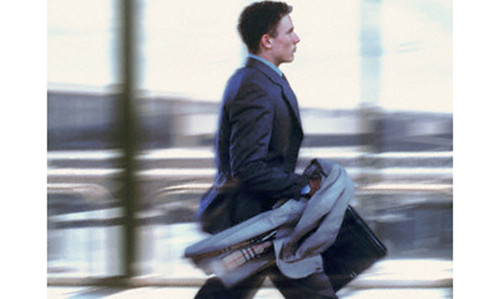 Tôi cũng không ít lần choáng váng khi phải móc ví để trả cả chục triệu cho một lọ nước hoa nhỏ xíu của cô ấy hay bộ váy bằng tiền ăn cả tháng của một gia đình 5 người ở Hà Nội như nhà tôi. Ảnh minh họa.