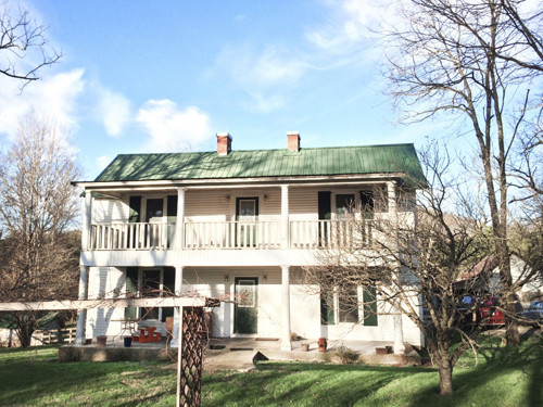 Mặt tiền bên ngoài hiện nay ngôi nhà sử dụng tông màu trắng mơ mộng với những khung cửa sổ màu xanh. Toàn bộ phần mái nhà được sơn màu xanh lá cây phù hợp với cảnh quan sườn đồi xung quanh. Trước đây, phần mái hiên rất rộng nhưng chưa được sử dụng đúc mức. Là một nhạc sĩ thường viết về tình yêu và mất mát, hạnh phúc và bi kịch, Holly rất cần một góc nhỏ thoáng đãng để lấy cảm hứng chứ không bó buộc trong những bức tường.