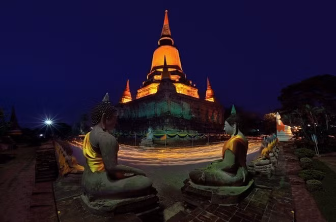 Ayutthaya, Thái Lan: Vesak là ngày lễ quốc gia ở Thái Lan. Trong lễ hội này, các tín đồ đạo Phật cầm nến đi quanh đền Wat Yai Chai Mongkol 3 vòng và cầu nguyện.
