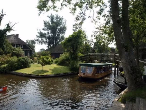 Xe ô tô đến Giethoorn đều phải đỗ bên ngoài làng. Giethoorn không chỉ là ngôi làng cổ mà còn là khu bảo tồn thiên nhiên. Đây là nơi các tu sĩ Phanxicô đầu tiên định cư vào thế kỷ thứ 13, đã cho đào hệ thống kênh rạch ở đây để vận chuyển than bùn. Phương tiện giao thông chính của người dân ở Giethoorn là xuồng, thuyền kayak, thuyền thúng…
