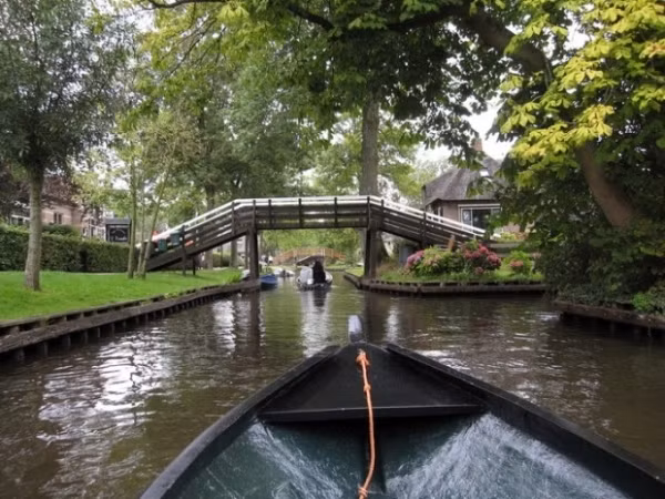 Hệ thống kênh rạch, những cây cầu gỗ, những ngôi nhà mái tranh bên bờ kênh và những khu vườn tươi tốt, người dân thân thiện làm Giethoorn đẹp như tranh vẽ, khiến nơi đây trở thành một điểm đến của du lịch Hà Lan.