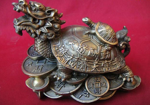 Long Quy Linh vật này biểu tượng quyền lực tuyệt đỉnh giữa rùa và lân. Trưng bày vật phẩm này trong nhà có thể hút tài vận giàu có, tăng thu nhập, thúc đẩy thăng tiến, sức khỏe, tuổi thọ, bền vững và thịnh vượng lâu dài trong kinh doanh. Linh vật này mang lại may mắn sung túc ổn định (thay vì những yếu tố bất ngờ xảy ra, Long Quy sẽ giúp từng bước tiết kiệm, tăng tiền bạc một cách chắc chắn).