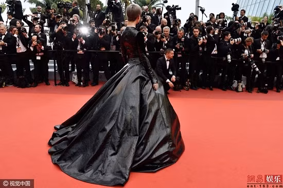 Lý Vũ Xuân diện bộ váy màu đen tuyền, chất liệu da bóng trên thảm đỏ Cannes.