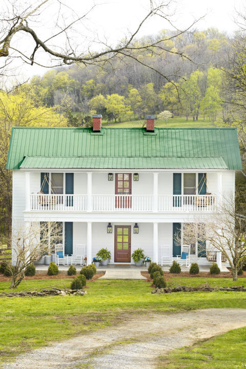 Sau khi mua về, gia đình Holly chưa thể dọn về ở ngay lập tức mà phải sửa sang một chút phần nội và ngoại thất. Với sự giúp đỡ của Giám đốc phòng Style của tạp chí Country Living - Page Mullins, ngôi nhà đã khoác lên mình vẻ ngoài mới mẻ, không còn bóng dáng thiếu hấp dẫn lúc ban đầu.