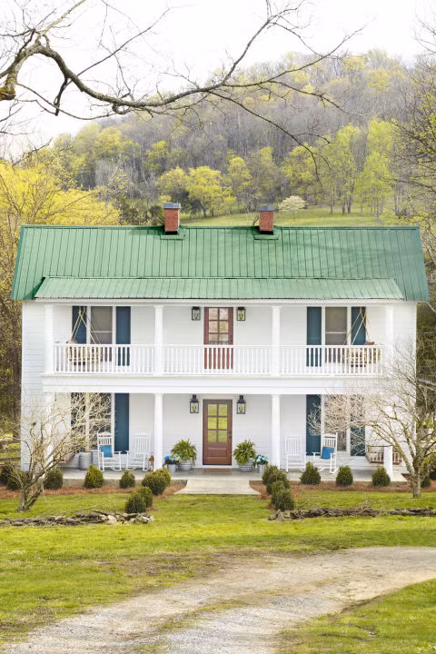 Sau khi mua về, gia đình Holly chưa thể dọn về ở ngay lập tức mà phải sửa sang một chút phần nội và ngoại thất. Với sự giúp đỡ của Giám đốc phòng Style của tạp chí Country Living - Page Mullins, ngôi nhà đã khoác lên mình vẻ ngoài mới mẻ, không còn bóng dáng thiếu hấp dẫn lúc ban đầu.