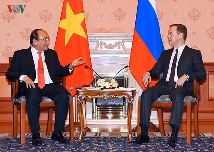 Ngay sau lễ đón, trưa 16/5, Thủ tướng Chính phủ Nguyễn Xuân Phúc đã hội đàm với Thủ tướng Nga Dmitry Medvedev.