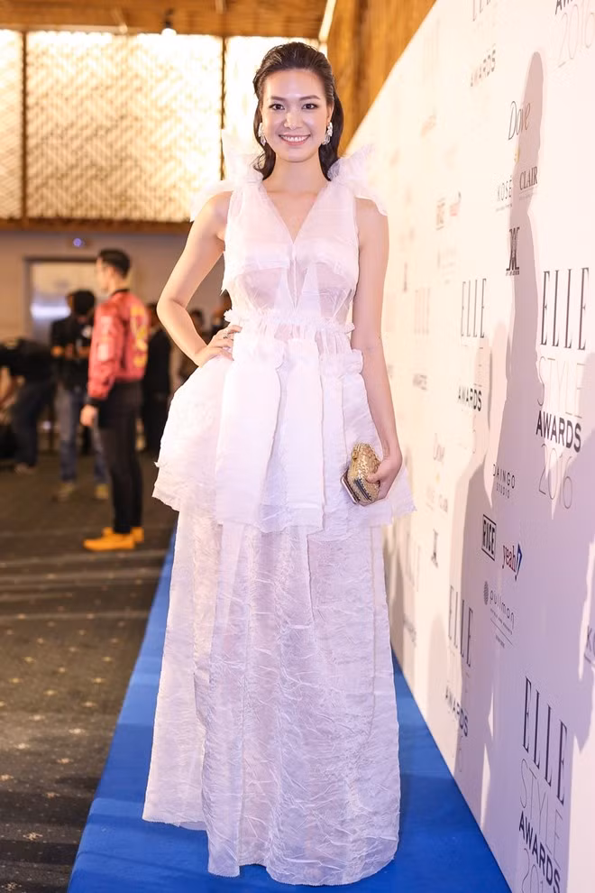 Hoa hậu Thùy Dung cũng góp mặt vào nhóm sao xấu vì bộ cánh không mấy gọn gàng. Thiết kế sử dụng chất liệu vải nhăn nhúm giống chưa hoàn thiện. Bên cạnh đó, những chi tiết diềm bèo khiến người mặc trở nên luộm thuộm. Ảnh: ED