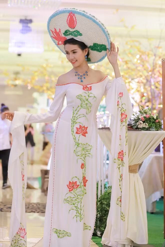 Bộ áo dài lỗi mốt của Phan Thị Mơ đưa cô vào nhóm sao mặc kém tinh tế tuần qua. Thiết kế trong ảnh có phần tay dài thừa thãi, họa tiết hoa cũng không phù hợp xu hướng hiện nay. Ảnh: Duy Quang Nguyễn