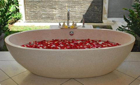 Bồn tắm Một lời khuyên khi đi nghỉ khách sạn cho bạn đó là tuyệt đối không nên sử dụng bồn tắm, thay vào đó bạn nên tắm vòi hoa sen. Nhiều khách sạn thừa nhận, bồn tắm chủ yếu là dùng để trang trí. Thực tế, rất ít khách nghỉ sử dụng chúng. Nhiều bồn tắm vài năm không có người sử dụng, thoáng nhìn rất sạch sẽ nên nhân viên phục vụ không chú ý vệ sinh. Vì vậy, bạn hãy tự mình vệ sinh bồn tắm một lượt nếu muốn tắm bồn, có thể kỳ cọ bồn tắm với một chút cồn để loại bỏ hoàn toàn vi khuẩn.