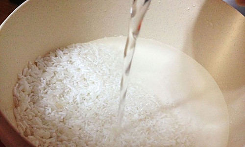 Sai lam khi nau com dang hai ca nha khong bo hoi khong kip