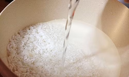 Sai lam khi nau com dang hai ca nha khong bo hoi khong kip