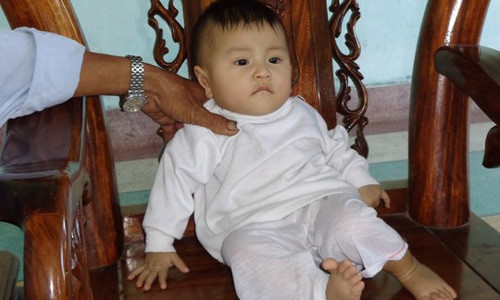 Bé gái hết sức dễ thương được phát hiện bị bỏ rơi lúc rạng sáng.