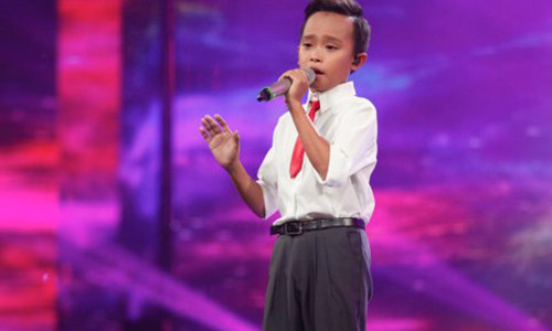 Hồ Văn Cường dù bị ốm nhưng vẫn hát đầy cảm xúc tại “Vietnam Idol Kids”.