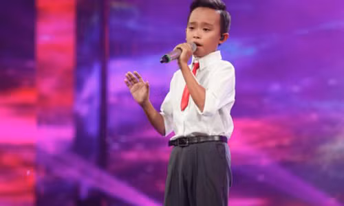 Hồ Văn Cường dù bị ốm nhưng vẫn hát đầy cảm xúc tại “Vietnam Idol Kids”.