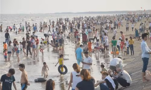 Quat Lam lap camera, khach van nuom nuop