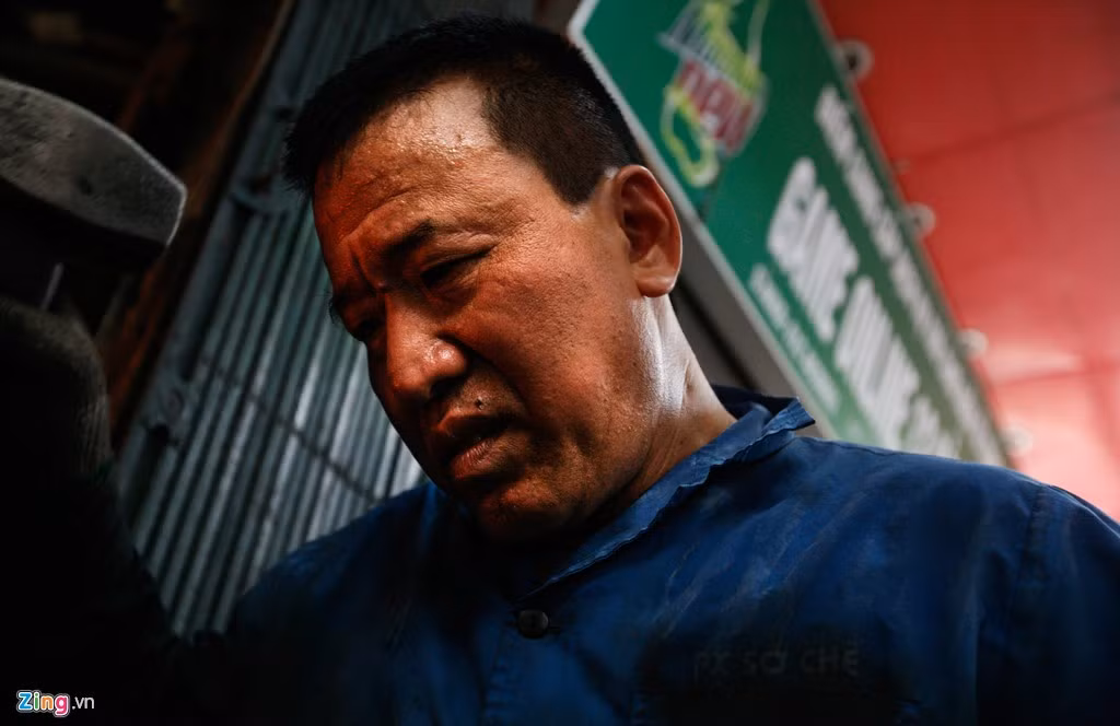  Người thợ rèn tâm sự, dòng họ đã có ba đời làm nghề. Bản thân ông từng chuyển nhiều công việc nhưng rồi vẫn phải quay lại với lò, với búa.