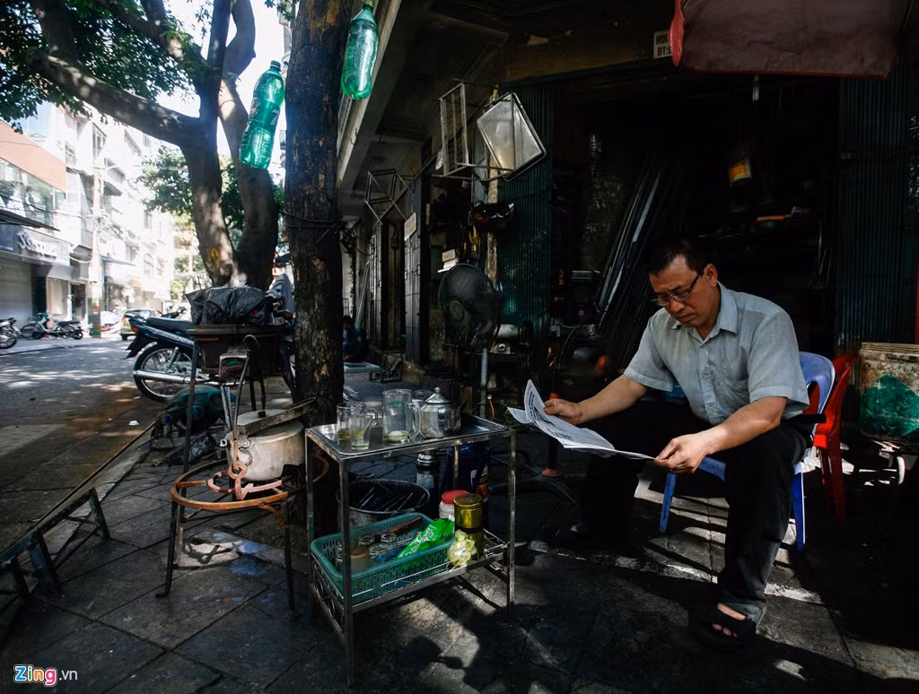 Sáng sớm khi chưa có khách, ông thường thư thái ngồi đọc báo.