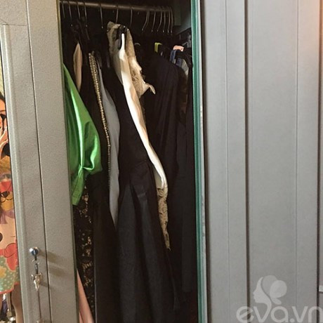 Tuy nhiên, trông nó có vẻ vẫn quá chật chội so với lượng quần áo đi diễn khổng lồ của hotgirl.