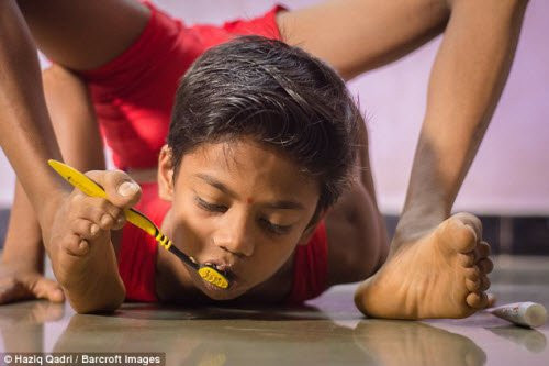 Đánh răng ở tư thế gập ngược cơ thể là một kỹ năng rất đơn giản đối với Aditya.