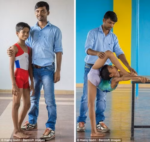 Aditya và huấn luyện viên Mangesh Kopker, người đã đào tạo kỹ năng uốn dẻo cho cậu suốt 8 năm qua.