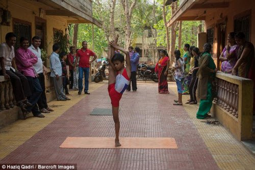 Cậu bé 13 tuổi rất vui vẻ biểu diễn những kỹ năng uốn dẻo trước những người dân quanh nhà, trường học và cả thị trấn nơi gia đình cậu sinh sống.