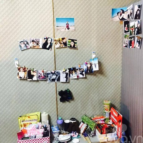 Căn phòng Linh Miu thuê trọ nằm trên gác 2 của 1 căn nhà nhỏ ngay trên phố Tôn Thất Đạm, Quận 1, Tp. HCM có diện tích 10m2 với giá 1,5 triệu/tháng. Vì phòng khá nhỏ nên mọi đồ đạc trong nhà đều được Linh Miu giản tiện tối đa. Một chiếc bàn nhỏ được hotgirl dùng để bày bánh kẹo, cà phê, mỳ gói và rất nhiều đồ đạc cá nhân khác.