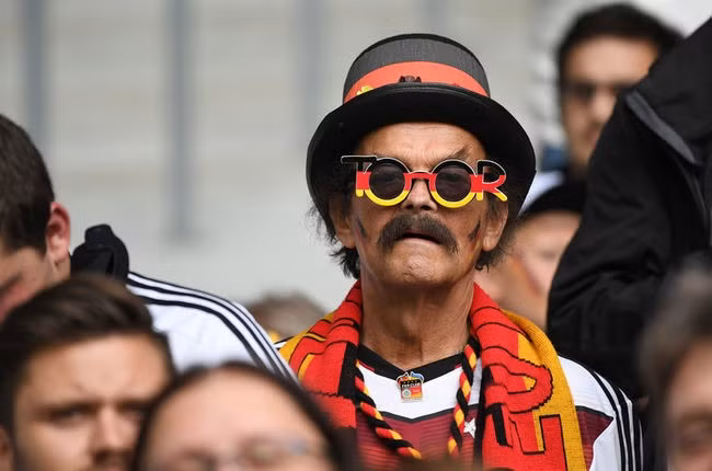 Trang phục và phụ kiện ton-sur-ton của người hâm mộ tuyển Pháp trước trận đấu với Ukraine ở sân vận động Pierre Mauroy ngày 12/6. Ảnh: AP