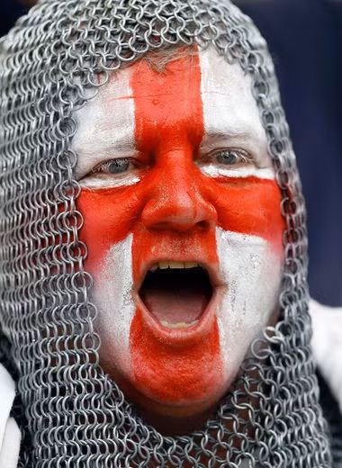 Một cổ động viên Anh quàng khăn kết bằng móc sắt hò hét trên khán đài sân vận động Velodrome ở thành phố Marseille, Pháp, trước trận Anh - Nga ngày 11/6 ở Euro 2016. Ảnh: AP