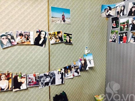 Linh Miu cho biết, để vơi đi nỗi nhớ gia đình và bạn bè ở thủ đô, cô in và dán rất nhiều bức ảnh kỷ niệm của mình lên tường.