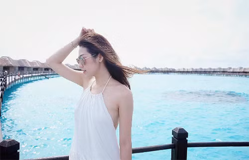  Á hậu Tú Anh từng bị nghi vấn yêu một thiếu gia Hà Thành sau khi đăng quang Á hậu VN 2012. Tuy nhiên, sau đó, cô và người bạn trai này không còn xuất hiện cùng nhau.