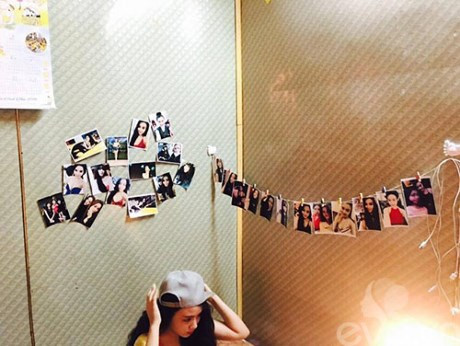 Thậm chí, vào tháng 10, cô nàng còn từng tiết lộ, mình vừa tậu nhà riêng có giá 3,6 tỷ đồng, cộng thêm tiền sắm sửa nội thất, sửa sang lại là rơi vào tầm 4 tỷ. Trong bài phỏng vấn đó, cô nàng cho biết thêm, căn hộ của mình rộng hơn 100m2, nằm ở tầng 11 của một chung cư lớn, và Linh Miu sẽ dọn vào sống năm 2017, sau khi đã sửa sang xong. Vậy nhưng có lẽ, tòa chung cư của Linh Miu chưa biết có kịp hoàn thành hay không thì mới đây, vào giữa tháng 6/2016, hình ảnh phòng trọ chỉ vỏn vẹn 10m2 với giá thuê 1,5 triệu/tháng ở Sài Gòn của hotgirl Hà Thành khiến nhiều người “choáng váng”