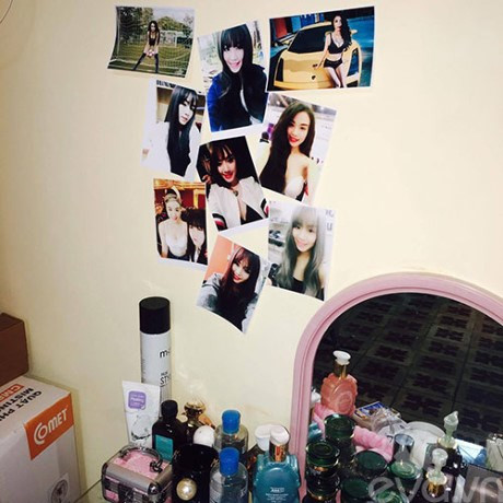 Góc trang điểm cũng chỉ là một chiếc gương nhỏ, phía dưới bày những món đồ mỹ phẩm thiết yếu nhất.