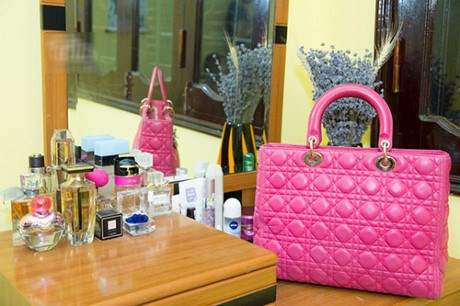 Hoàn toàn khác biệt với bàn phấn la liệt nước hoa, túi xách hàng hiệu của hotgirl ở Hà Nội trước kia.