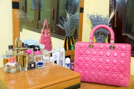 Hoàn toàn khác biệt với bàn phấn la liệt nước hoa, túi xách hàng hiệu của hotgirl ở Hà Nội trước kia.