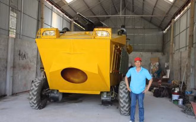 Ông Chính bên chiếc xe bọc thép mô hình.