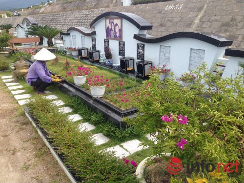 Nhiều người là khách vãng lai họ cũng dừng chân thắp hương cho phần mộ gia đình chị Minh.