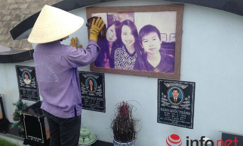 Chị Kiều chăm sóc cho phần mộ của mẹ con chị Nguyễn Ngọc Minh - Nạn nhân của vụ rơi máy bay MH17 năm ngoái.