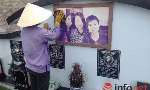 Chị Kiều chăm sóc cho phần mộ của mẹ con chị Nguyễn Ngọc Minh - Nạn nhân của vụ rơi máy bay MH17 năm ngoái.