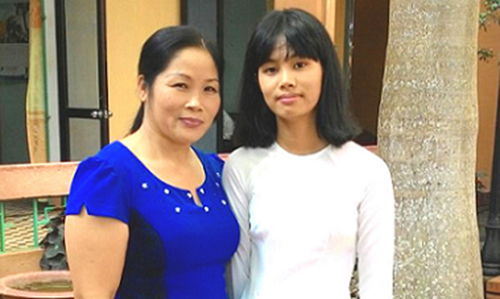 Vân Khánh cùng cô giáo dạy văn. Ảnh: NVCC