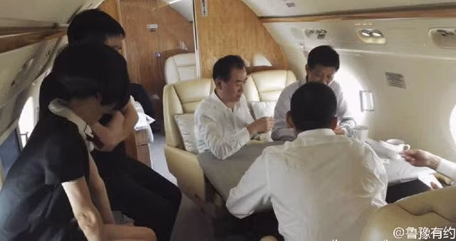 Ông có thói quen chơi "đấu địa chủ" trên máy bay riêng mỗi khi di chuyển. Ảnh: China Money Network.