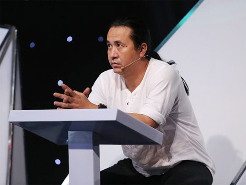 Lê Minh Sơn thường đưa ra lời nhận xét gay gắt về tiết mục của Phan Mạnh Quỳnh. - Hỏi thật, anh có buồn không khi mọi nỗ lực, cố gắng của mình không được đàn anh, đàn chị trong nghề coi trọng? Sau vài năm đi hát, tôi đã quen với cảm giác bị người ta chê bai rồi (Cười). Tôi từng viết rất nhiều ca khúc tâm huyết, nhưng khi chính thức ra mắt, không phải bài hát nào cũng nhận được phản hồi tích cực từ người nghe. Ngay cả bản hit Vợ người ta cũng thế, dù ca khúc này rất phổ biến và được khán giả yêu thích suốt thời gian dài, nhưng nhiều người trong nghề lại nghĩ đây là một bài hát nhảm nhí. Khi nghe những lời chê bai dành cho đứa con tinh thần của mình, tôi cũng buồn và trăn trở nhiều lắm. Nhưng vì đã chọn con đường trở thành nghệ sĩ, tôi phải học chấp nhận có người yêu thích và không yêu thích mình. - Khi về đội nhạc sĩ Nguyễn Hải Phong, Phan Mạnh Quỳnh có gặp nhiều khó khăn hay mâu thuẫn trong lúc làm việc chung? Trước Sing my song, tôi và anh Nguyễn Hải Phong đã có dịp quen biết và gặp gỡ vài lần. Chưa kể phong cách âm nhạc của hai anh em rất đồng điệu, ăn ý nên không gặp nhiều khó khăn khi làm việc chung. Vấn đề duy nhất của tôi và anh ấy nằm ở cái tôi khá lớn của cả hai. Tôi thì muốn giữ bài hát trọn vẹn theo cách mình muốn, còn anh Phong thì thích sửa đổi, thêm thắt theo ý anh ấy. Không ít lần, chúng tôi phải đấu tranh tư tưởng dữ dội để tìm tiếng nói chung trong công việc. - Khi tham gia Sing my song, anh nghĩ mình được gì và mất gì? Việc xuất hiện đều đặn trên truyền hình giúp tôi đến gần hơn với số đông khán giả, trong khi ngày xưa người ta chỉ biết đến tôi qua bài hát Vợ người ta, nhưng lại chẳng biết Phan Mạnh Quỳnh là ca sĩ nào (Cười). Chưa kể ekip, đội ngũ của chương trình làm việc rất chuyên nghiệp, sự xuất hiện của tôi luôn được đầu tư chỉn chu, bài bản đến từng chi tiết nhỏ. Điều duy nhất tôi mất lúc này là phải hạn chế lịch diễn, từ chối nhiều show diễn xa,… để đảm bảo sức khoẻ và có phong độ tốt nhất tại cuộc thi. - Các sáng tác của Phan Mạnh Quỳnh phần lớn đều là những bản nhạc có giai điệu buồn, nội dung xoay quanh chuyện chia ly, đổ vỡ dù anh đang hạnh phúc trong tình yêu. Vậy đâu là nguồn cảm hứng để anh viết nên những bản ballad buồn? Trước khi gặp người yêu hiện tại, tôi cũng từng trải qua cảm giác đau buồn, vỡ vụn vì yêu đơn phương. Sau đó, tôi cũng quen vài người nhưng tất cả đều kết thúc chóng vánh và chẳng đi tới đâu cả. Tuy nhiên, không phải bài hát nào tôi cũng viết dựa trên câu chuyện của bản thân. Như ca khúc Con tim tan vỡ, tôi lấy cảm hứng khi vô tình xem một đoạn clip trên mạng. Khi nhìn thấy hình ảnh người vợ trong clip bật khóc vì chồng mình hẹn hò cùng cô gái lạ, tôi đã rất đau lòng và quyết định viết nên Con tim tan vỡ.