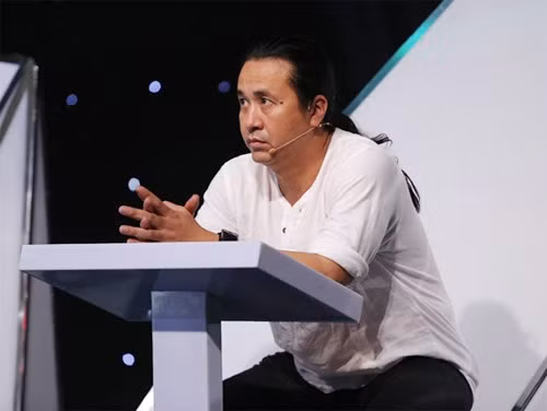 Lê Minh Sơn thường đưa ra lời nhận xét gay gắt về tiết mục của Phan Mạnh Quỳnh. - Hỏi thật, anh có buồn không khi mọi nỗ lực, cố gắng của mình không được đàn anh, đàn chị trong nghề coi trọng? Sau vài năm đi hát, tôi đã quen với cảm giác bị người ta chê bai rồi (Cười). Tôi từng viết rất nhiều ca khúc tâm huyết, nhưng khi chính thức ra mắt, không phải bài hát nào cũng nhận được phản hồi tích cực từ người nghe. Ngay cả bản hit Vợ người ta cũng thế, dù ca khúc này rất phổ biến và được khán giả yêu thích suốt thời gian dài, nhưng nhiều người trong nghề lại nghĩ đây là một bài hát nhảm nhí. Khi nghe những lời chê bai dành cho đứa con tinh thần của mình, tôi cũng buồn và trăn trở nhiều lắm. Nhưng vì đã chọn con đường trở thành nghệ sĩ, tôi phải học chấp nhận có người yêu thích và không yêu thích mình. - Khi về đội nhạc sĩ Nguyễn Hải Phong, Phan Mạnh Quỳnh có gặp nhiều khó khăn hay mâu thuẫn trong lúc làm việc chung? Trước Sing my song, tôi và anh Nguyễn Hải Phong đã có dịp quen biết và gặp gỡ vài lần. Chưa kể phong cách âm nhạc của hai anh em rất đồng điệu, ăn ý nên không gặp nhiều khó khăn khi làm việc chung. Vấn đề duy nhất của tôi và anh ấy nằm ở cái tôi khá lớn của cả hai. Tôi thì muốn giữ bài hát trọn vẹn theo cách mình muốn, còn anh Phong thì thích sửa đổi, thêm thắt theo ý anh ấy. Không ít lần, chúng tôi phải đấu tranh tư tưởng dữ dội để tìm tiếng nói chung trong công việc. - Khi tham gia Sing my song, anh nghĩ mình được gì và mất gì? Việc xuất hiện đều đặn trên truyền hình giúp tôi đến gần hơn với số đông khán giả, trong khi ngày xưa người ta chỉ biết đến tôi qua bài hát Vợ người ta, nhưng lại chẳng biết Phan Mạnh Quỳnh là ca sĩ nào (Cười). Chưa kể ekip, đội ngũ của chương trình làm việc rất chuyên nghiệp, sự xuất hiện của tôi luôn được đầu tư chỉn chu, bài bản đến từng chi tiết nhỏ. Điều duy nhất tôi mất lúc này là phải hạn chế lịch diễn, từ chối nhiều show diễn xa,… để đảm bảo sức khoẻ và có phong độ tốt nhất tại cuộc thi. - Các sáng tác của Phan Mạnh Quỳnh phần lớn đều là những bản nhạc có giai điệu buồn, nội dung xoay quanh chuyện chia ly, đổ vỡ dù anh đang hạnh phúc trong tình yêu. Vậy đâu là nguồn cảm hứng để anh viết nên những bản ballad buồn? Trước khi gặp người yêu hiện tại, tôi cũng từng trải qua cảm giác đau buồn, vỡ vụn vì yêu đơn phương. Sau đó, tôi cũng quen vài người nhưng tất cả đều kết thúc chóng vánh và chẳng đi tới đâu cả. Tuy nhiên, không phải bài hát nào tôi cũng viết dựa trên câu chuyện của bản thân. Như ca khúc Con tim tan vỡ, tôi lấy cảm hứng khi vô tình xem một đoạn clip trên mạng. Khi nhìn thấy hình ảnh người vợ trong clip bật khóc vì chồng mình hẹn hò cùng cô gái lạ, tôi đã rất đau lòng và quyết định viết nên Con tim tan vỡ.