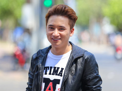 "Sau bản hit Vợ người ta, họ luôn mặc định tôi là mẫu ca sĩ hát nhạc thị trường, ca từ hời hợt, dễ nghe dễ quên". - Dù nhận được nhiều lời khen của giám khảo, nhưng nhiều người vẫn nhận thấy dường như nhạc sĩ Lê Minh Sơn không thích các sáng tác của Phan Mạnh Quỳnh. Anh có nhận ra điều đó? Ngay từ vòng thi đầu tiên, tôi đã biết anh Lê Minh Sơn không thích mình. Sau khi nhạc sĩ Nguyễn Hải Phong giới thiệu tôi là tác giả ca khúc Vợ người ta, tôi thấy anh Sơn đã thay đổi biểu cảm, anh ấy giữ vẻ mặt lạnh lùng, thậm chí chẳng buồn nhận xét tiết mục của tôi. Lúc đó, tôi có chút chạnh lòng vì không biết anh ấy đang nghĩ gì về mình. Qua vòng thi Thử thách, anh Lê Minh Sơn cũng là HLV duy nhất chê tiết mục của tôi. Tuy nhiên, thay vì nghĩ theo chiều hướng tiêu cực, tôi lại học cách chấp nhận và cho rằng đó là điều bình thường trong cuộc sống. Một cuộc thi cần phải có người khen, kẻ chê, chưa kể mỗi người một gu âm nhạc khác nhau, nếu anh Sơn không thích chất nhạc của tôi thì dù có làm gì cũng khó thay đổi.