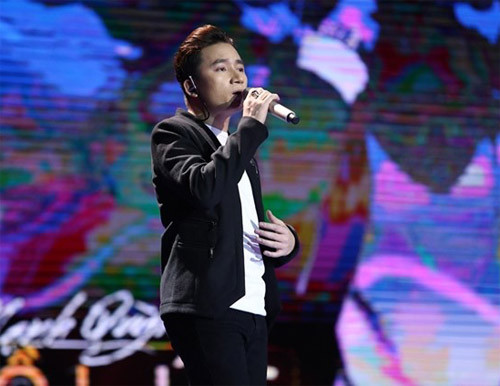 Phan Mạnh Quỳnh liên tiếp "gây bão" tại Sing my song. - Thời gian gần đây, Phan Mạnh Quỳnh liên tục gây sốt tại Sing my song và trở thành cái tên được đông đảo khán giả chú ý. Khi nhận lời tham gia chương trình này, anh có nghĩ mình sẽ tạo hiệu ứng tốt thế? Sing my song là chương trình thực tế đầu tiên mà tôi tham gia. Do đó, khi nhận được lời mời từ BTC, tôi không dám kỳ vọng nhiều mà chỉ biết cố gắng hết mức có thể. Trước ngày quay hình đầu tiên, tôi cảm thấy khá tự tin vì sáng tác là thế mạnh của tôi. Nhưng khi chứng kiến nhiều bạn trẻ đến với chương trình này đều gây ấn tượng và sáng tác cực tốt, tôi lại có chút áp lực và càng dặn mình phải nỗ lực nhiều hơn nữa. - Trước khi đến với Sing my song, Phan Mạnh Quỳnh từng bị nhiều người nhận xét là hát nhạc thị trường, có nội dung, ca từ hời hợt, các sáng tác của anh cũng không được giới chuyên môn đánh giá cao. Vậy theo anh, đâu là yếu tố giúp cái tên Phan Mạnh Quỳnh liên tiếp thành công tại cuộc thi này? Các sáng tác của tôi tại Sing my song thường gây bất ngờ, bởi từ trước đến nay, khán giả chỉ biết đến Phan Mạnh Quỳnh qua bài hát Vợ người ta. Sau bản hit trên, họ luôn mặc định tôi là mẫu ca sĩ hát nhạc thị trường, ca từ hời hợt, dễ nghe dễ quên… nhưng không biết rằng tôi đã từng có rất nhiều ca khúc sâu sắc. Bài Hồi ức tôi thể hiện tại cuộc thi này cũng là một trong những ca khúc tôi đã viết từ nhiều năm về trước. Đến với Sing my song, tôi vẫn là chính mình, một Phan Mạnh Quỳnh quen thuộc với những bản tình ca gây nghiện. Chỉ có điều cơn sốt Vợ người ta đã qua đi, đây là lúc để khán giả nhớ đến tôi bằng những ca khúc khác, hay hơn, chất lượng hơn cả về ca từ lẫn giai điệu.